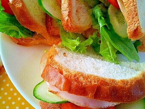 軽食に✿ハムときゅうりとトマトのサンドイッチ❤